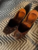 Zarqa Tan Carved Leather Jutti - Image 2