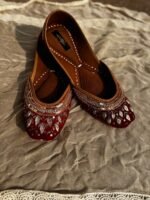 Laal Noor Zari Jutti