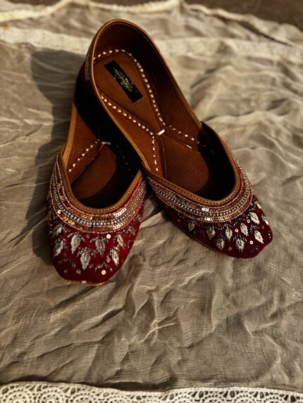 Laal Noor Zari Jutti